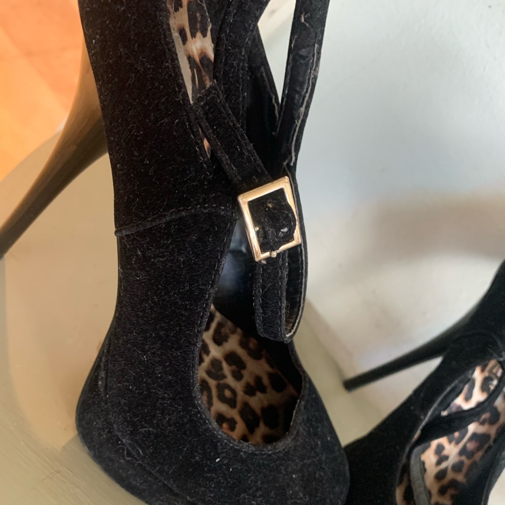 Qupid size 6 used black velvet heels
